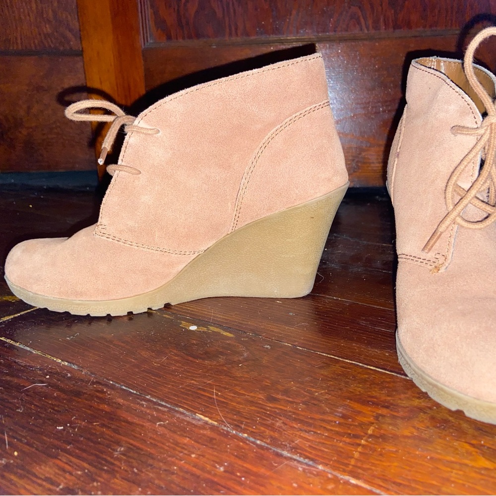 Brown wedge laced shoes